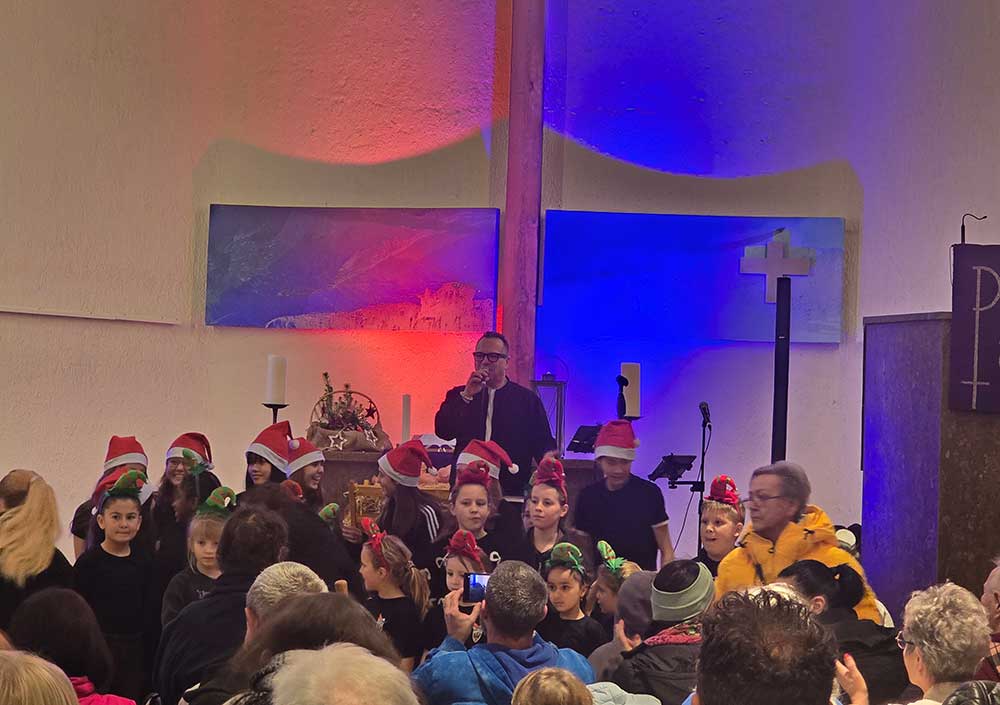 Kinder und Mitwirkende beim Weihnachtssingen